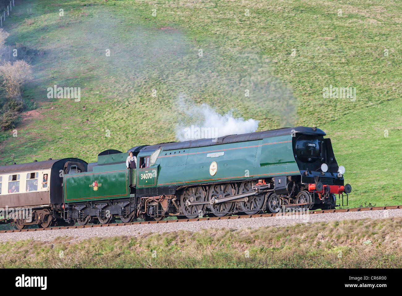 34070 - Manston, tirando verso l'alto Williton Bank (Castle Hill) sulla West Somerset Railway Foto Stock