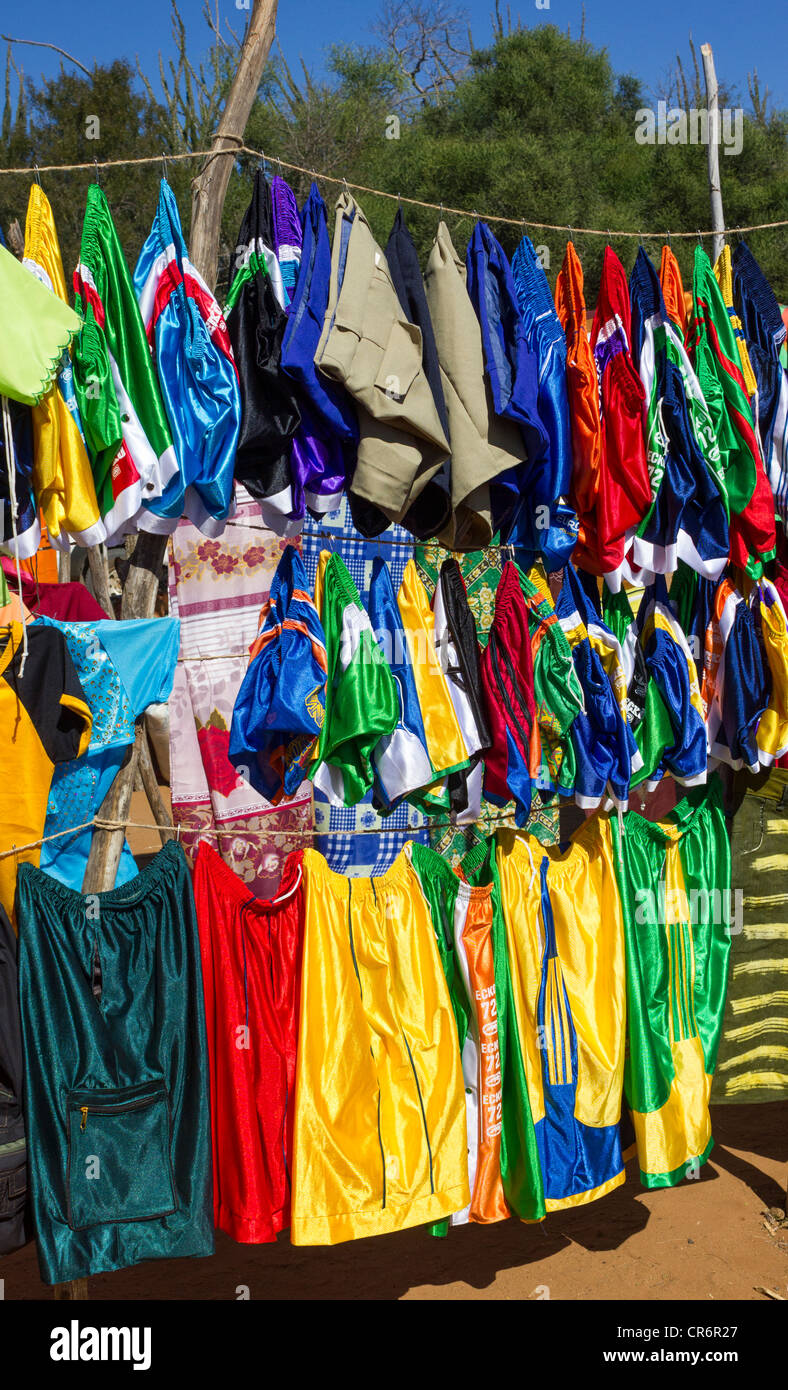 Vivacemente colorato shorts in vendita al giorno di mercato, villaggio nei pressi di riserva Berenty, Madagascar Foto Stock
