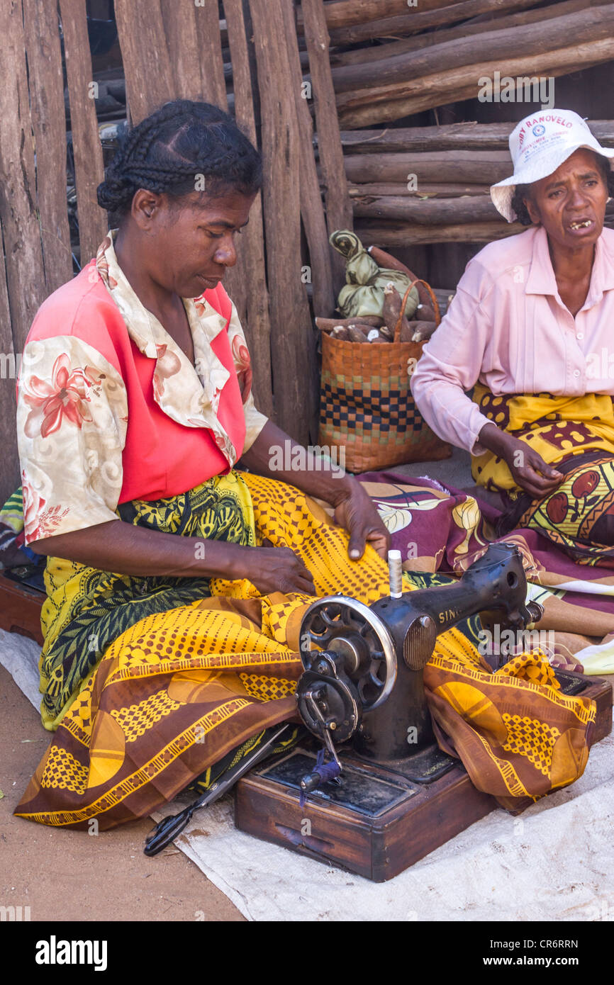 Seamstresses lavorando a macchina da cucire al giorno di mercato, villaggio nei pressi di riserva Berenty, Madagascar Foto Stock