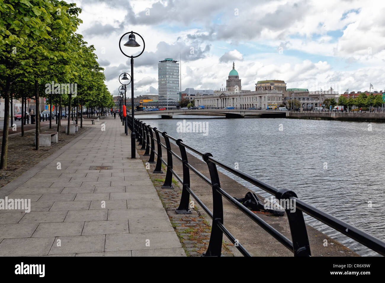 Vista la Custom House e il Liberty Hall con il fiume Liffey, Dublin , Repubblica di Irlanda Foto Stock