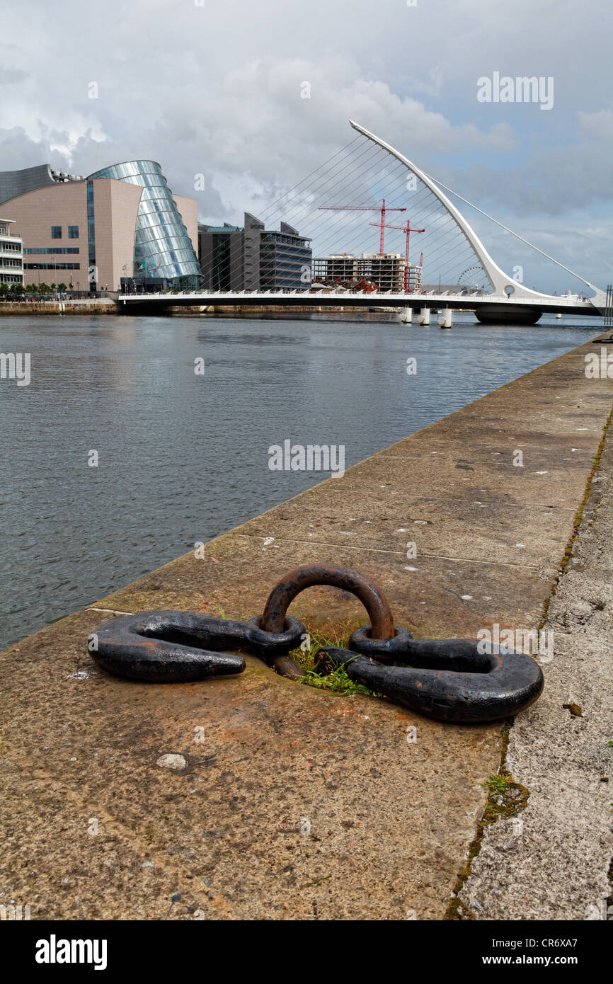 Vista del molo sul Fiume Liffey con il Samuel Beckett Bridge, Dublino Irlanda Foto Stock