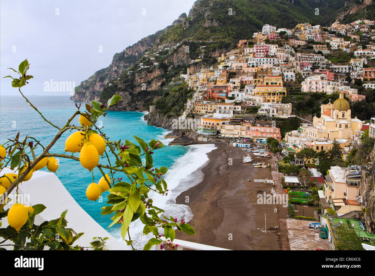 Elevato angolo di visione di un paese collinare, Positano, Campania, Italia Foto Stock