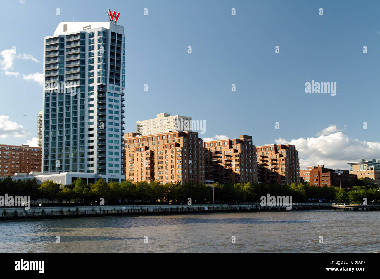 Edifici lungo il fiume Hudson, Sinatra Drive, Hoboken, New Jersey Foto Stock