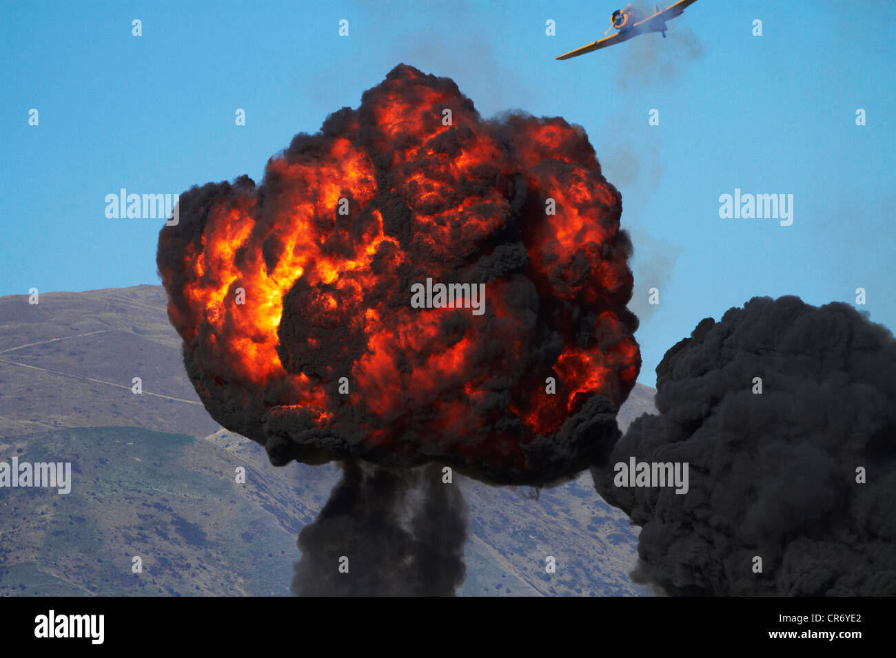 Esplosione controllata a Warbirds Over Wanaka, Airshow Otago, Isola del Sud, Nuova Zelanda Foto Stock