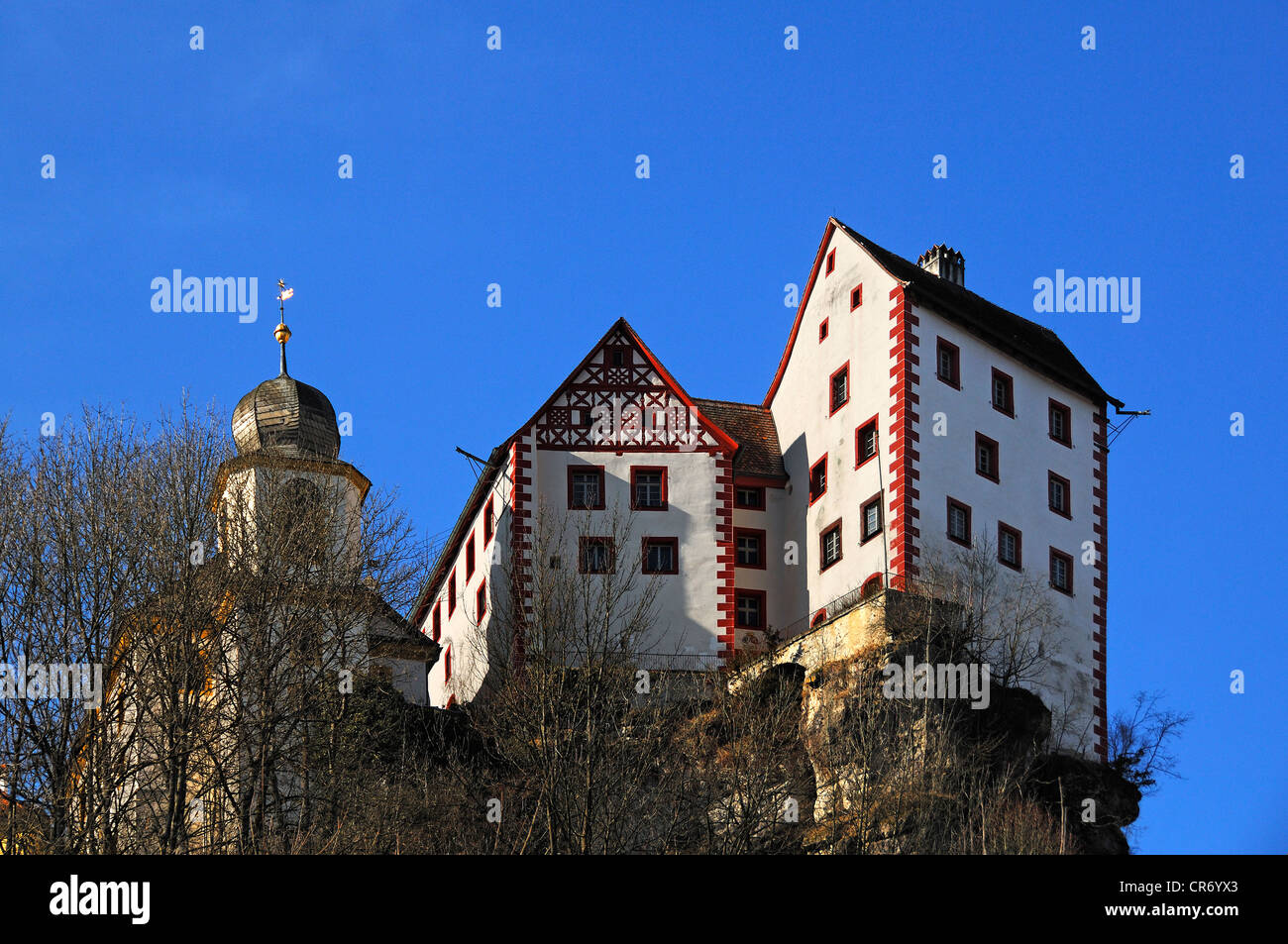 Burg Egloffstein il Castello, citato nel 1358, con il castello di capel dal 1750, Egloffstein, Alta Franconia, Baviera, Germania, Europa Foto Stock