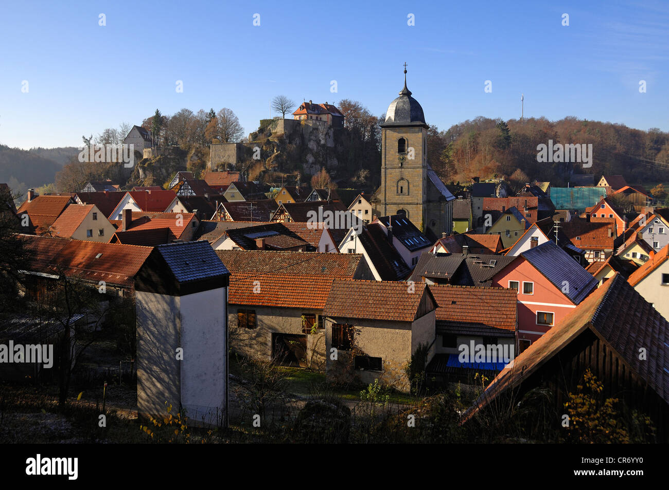 Franconia superiore villaggio con la chiesa e il castello dal 1311, dalla torre di osservazione sulla collina Schmidberg, Betzenstein Foto Stock