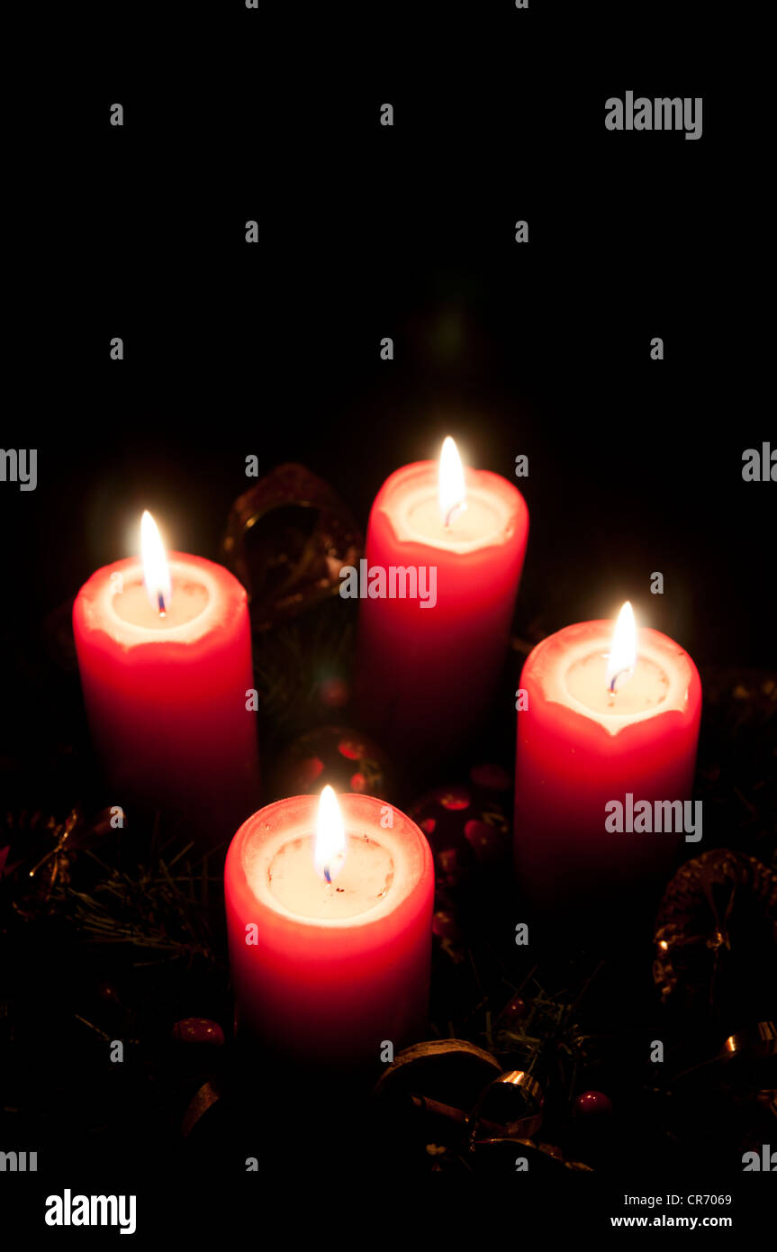 Natale corona di Avvento con candele accese Foto Stock