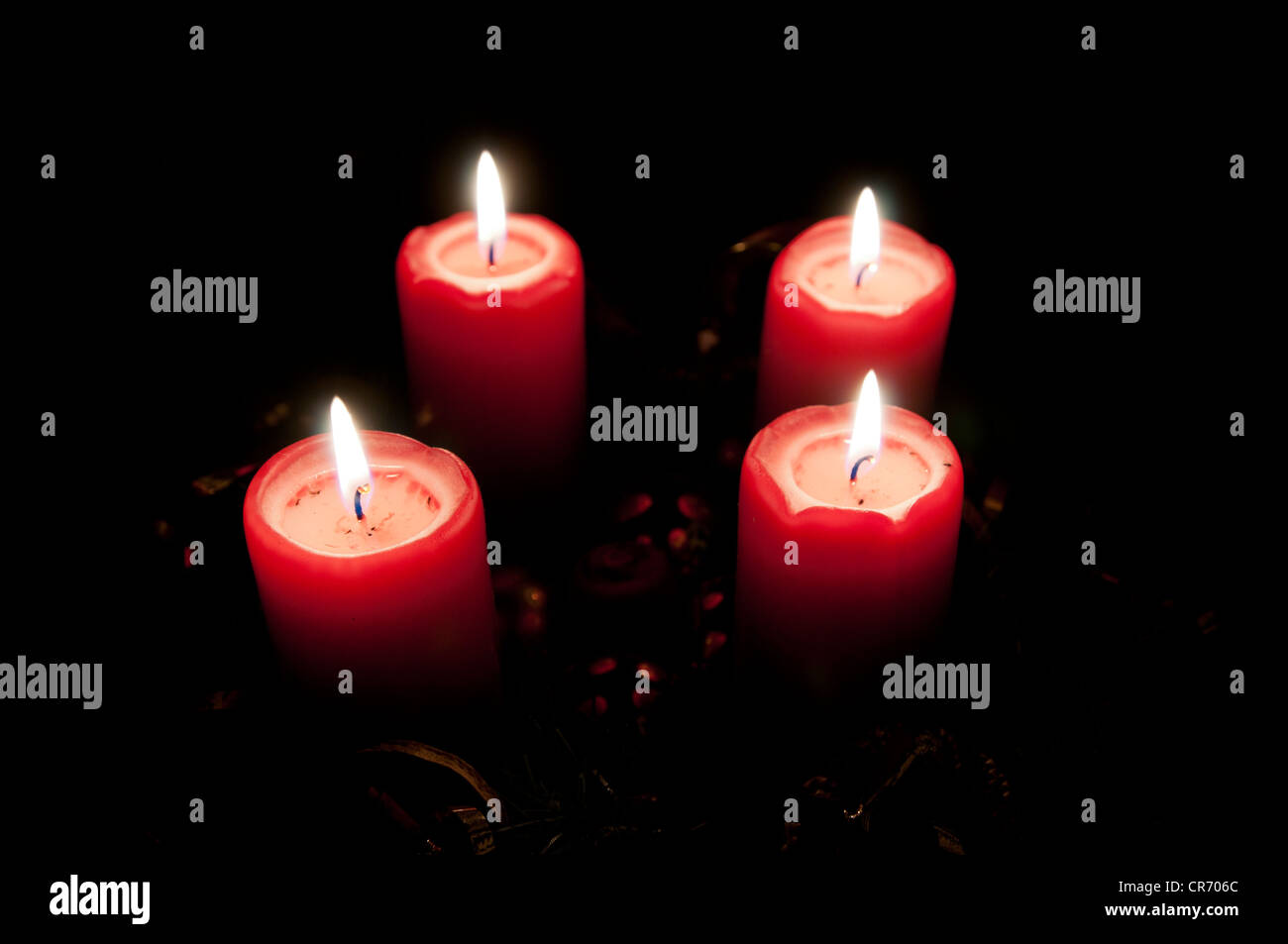 Natale corona di Avvento con candele accese Foto Stock