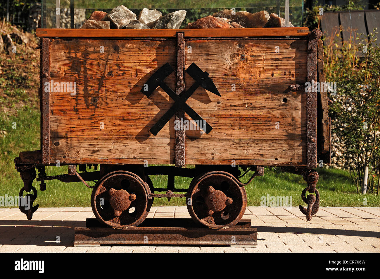 Vecchio carrello minerario come promemoria dell'industria mineraria in Koenissee, Alta Baviera, Baviera, Germania, Europa Foto Stock