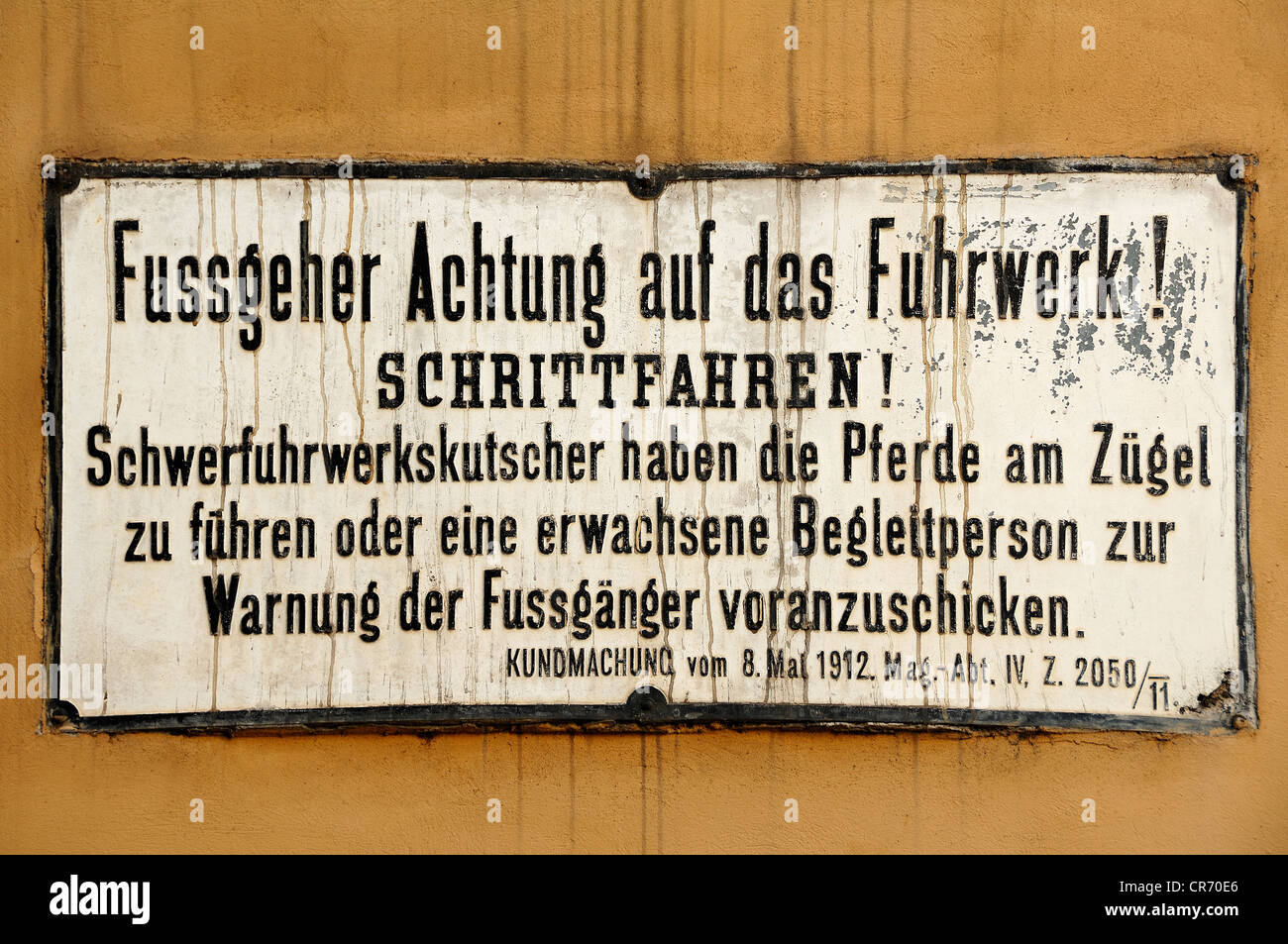 Segnale di avviso in lingua tedesca su una parete dal tempo di a cavallo il veicoli, dal 1912, Hafnerviertel, Vienna, Austria, Europa Foto Stock