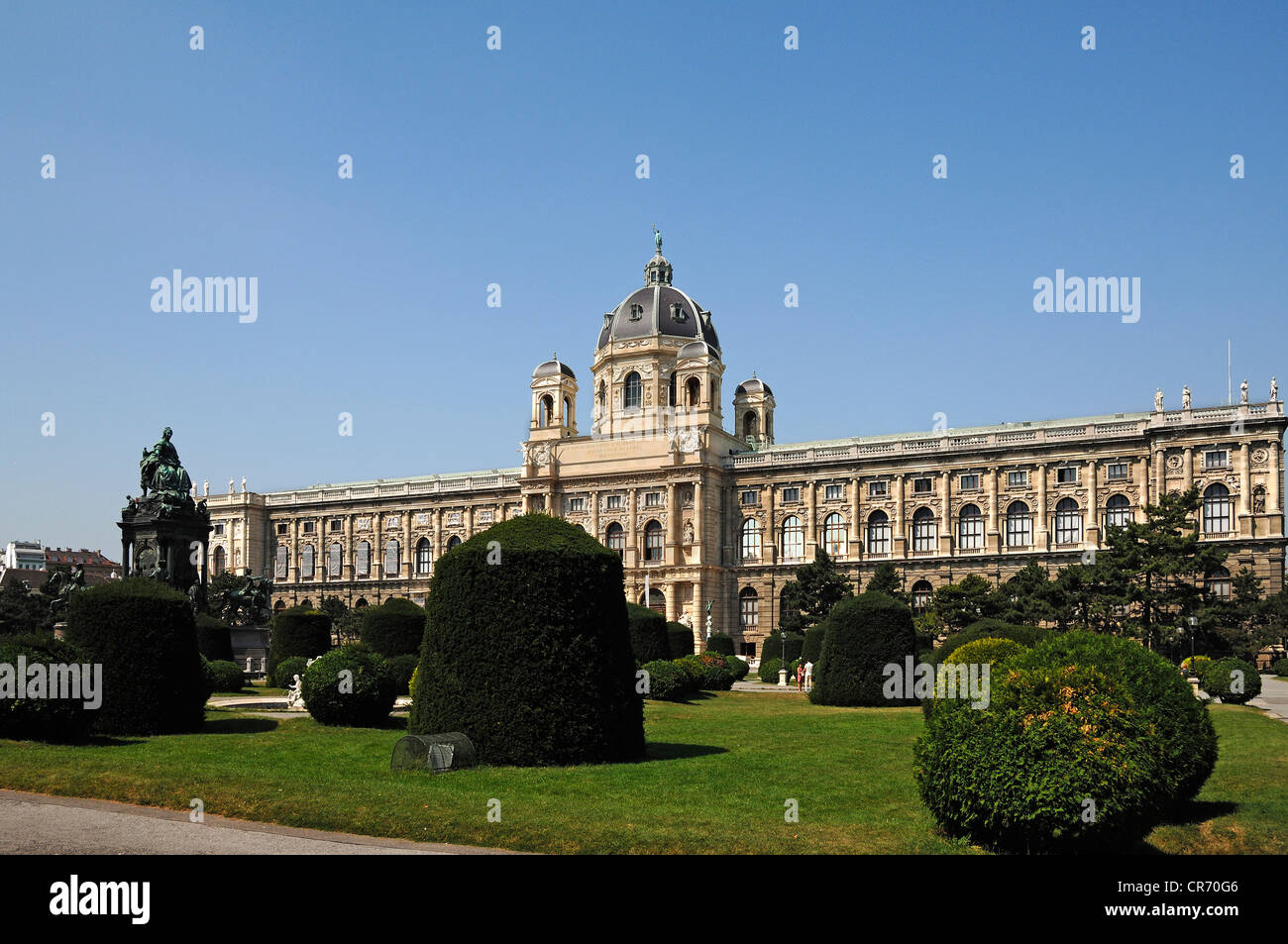 Il Museo di Storia Naturale, il Monumento di Maria Theresia sulla sinistra, Maria-Theresien-Platz, Vienna, Austria, Europa Foto Stock