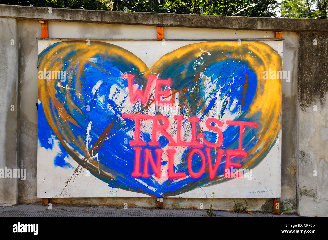 Affissioni con graffiti slogan "abbiamo fiducia nell'amore", Argentinierstrasse, Vienna, Austria, Europa Foto Stock