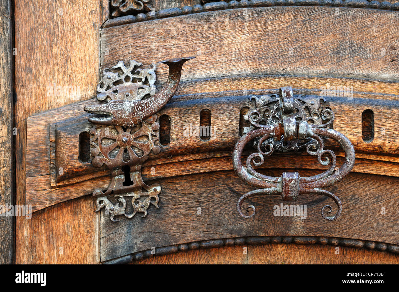 Respingente della porta e la maniglia della porta su un cancello, xv secolo, Salzmarkt street, Koenigsberg, bassa Franconia, Baviera, Germania, Europa Foto Stock