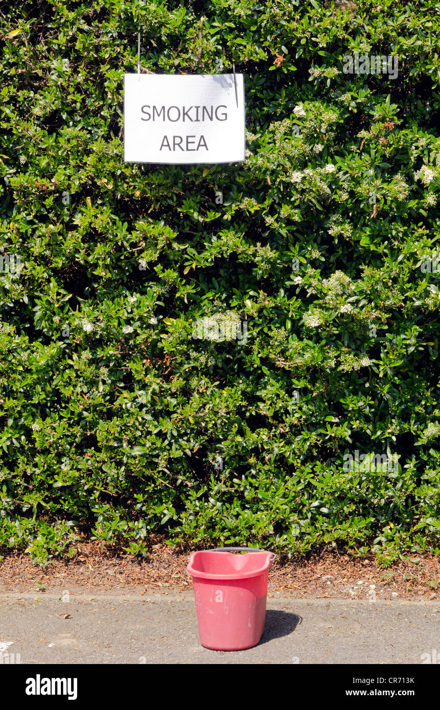 All'esterno area fumatori preavviso. Foto Stock