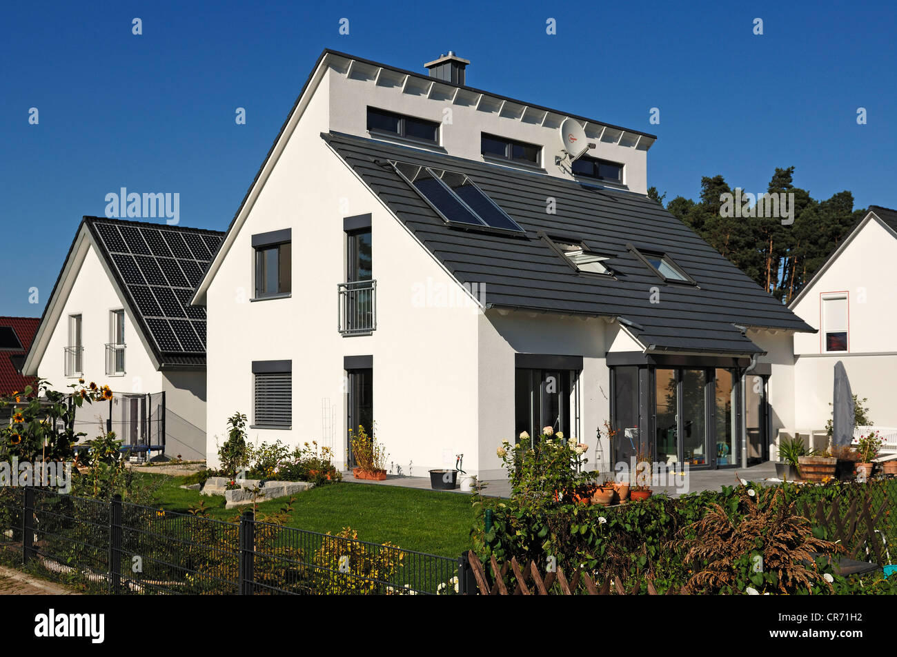 Ha recentemente completato la casa e il giardino con i pannelli solari sul tetto, Tauchersreuth, Media Franconia, Baviera, Germania, Europa Foto Stock