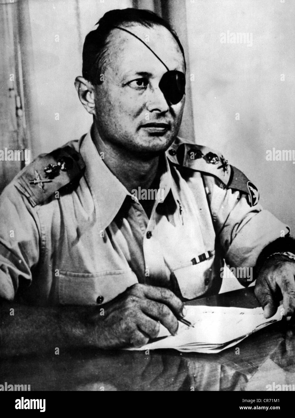 Dayan, Moshe, 20.5.1915 - 16.10.1981, generale e politico israeliano, Capo Di Stato Maggiore Delle Forze armate israeliane 1953 - 1958, a metà lunghezza, 1958, Foto Stock