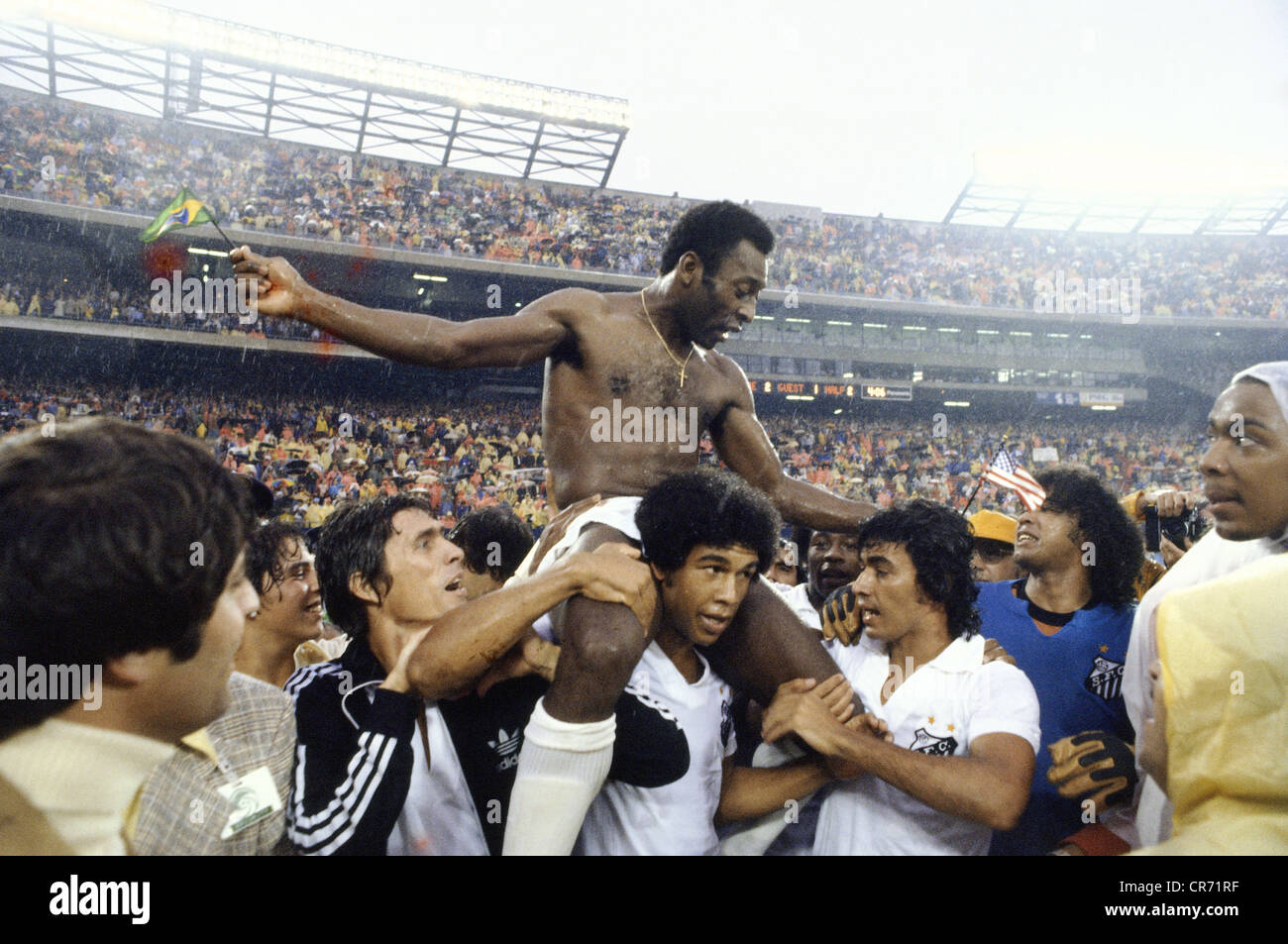 Pele (nome di nascita: Edson Arantes do Nascimento), * 23.10.1940, calciatore brasiliano, a mezza lunghezza, alle spalle di un compagno di squadra, Foto Stock