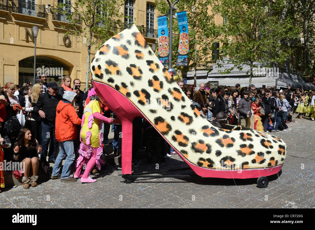 Giant Shoe Car, Soapbox Car, Comic Cart o Novelty Car in forma di High-talloniera Primavera Carnevale Aix-en-Provence Provenza Francia Foto Stock