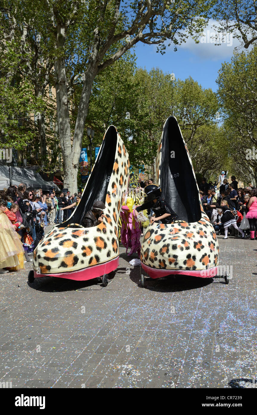 Macchine Giant Shoe, Soapbox Cars, Buggies o Novelty Cars a Primavera Carnevale Cours Mirabeau Aix-en-Provence Provenza Francia Foto Stock