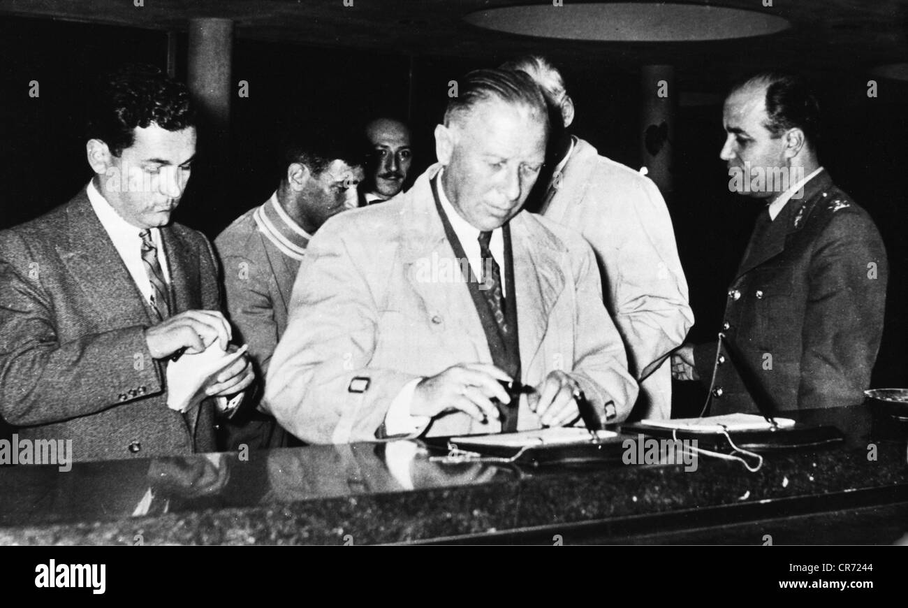 Heusinger, Adolf, 4.8.1897 - 30.11.1982, generale tedesco, Presidente del Consiglio di Leadership militare del Ministero della Difesa federale 16.6.1955 - 1.6.1957, visita in Turchia, arrivo a Istanbul, 26.10.1955, Foto Stock