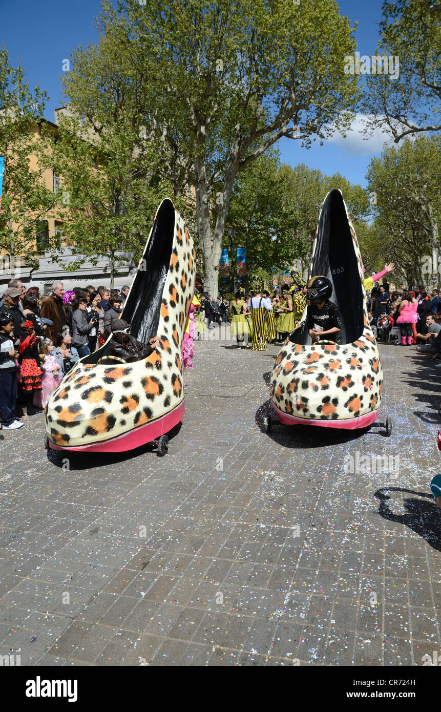 Macchine Giant Shoe, Comic Soapbox Cars o Novelty Cars in gara Primavera Carnevale lungo Cours Mirabeau Aix-en-Provence Provenza Francia Foto Stock