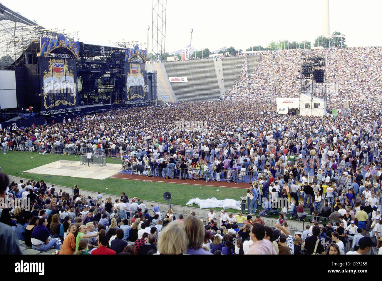 Jackson, Michael, 29.8.1958 - 25.6.2009, musicista americano (cantante pop), pubblico durante il suo concerto, Olympiastadion, Monaco, Germania, 28.6.1992, Foto Stock