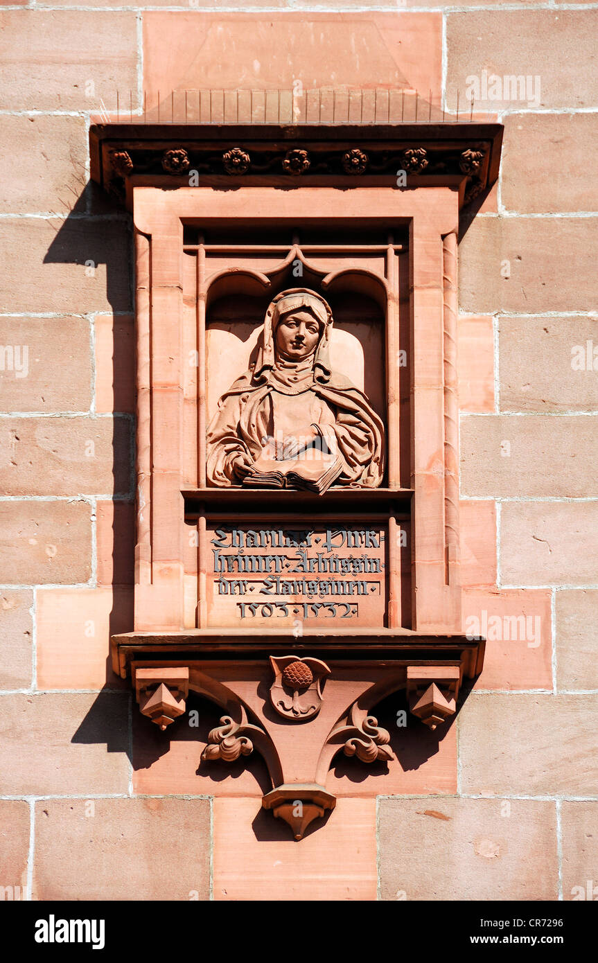 Rilievo della badessa Caritas Pirckheimer, 1503-1532, su una casa di città, Luitpoldstrasse street, Norimberga, Media Franconia Foto Stock