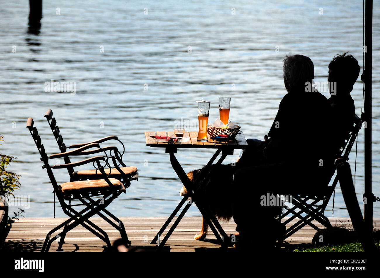 Snack accanto al lago, sagome di due persone sedute a un tavolo, Lago, Ratzeburg Ratzeburg, Schleswig-Holstein Foto Stock
