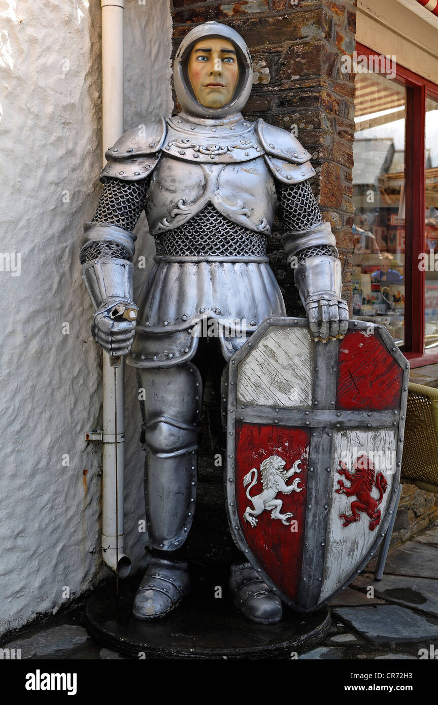 Vita-dimensioni la figura di Re Artù, cavaliere della tavola rotonda, di fronte al Merlin dei regali & pasticceria, Fore Street Foto Stock