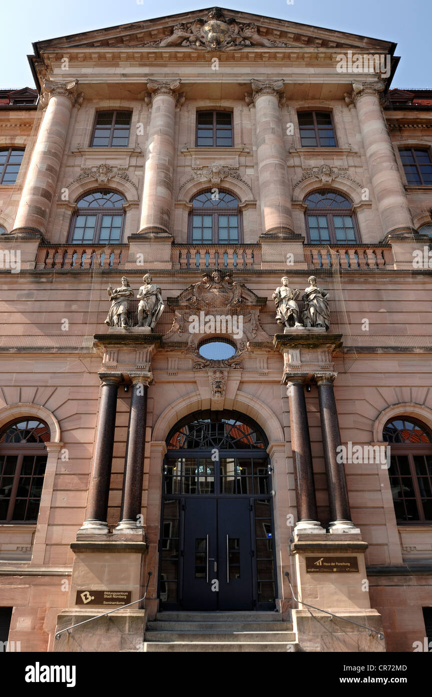 Ingresso facciata, Gewerbemuseum Museo di artigianato, costruito nel 1897, oggi Nuernberger Akademie museum, Gewerbemuseumsplatz square Foto Stock