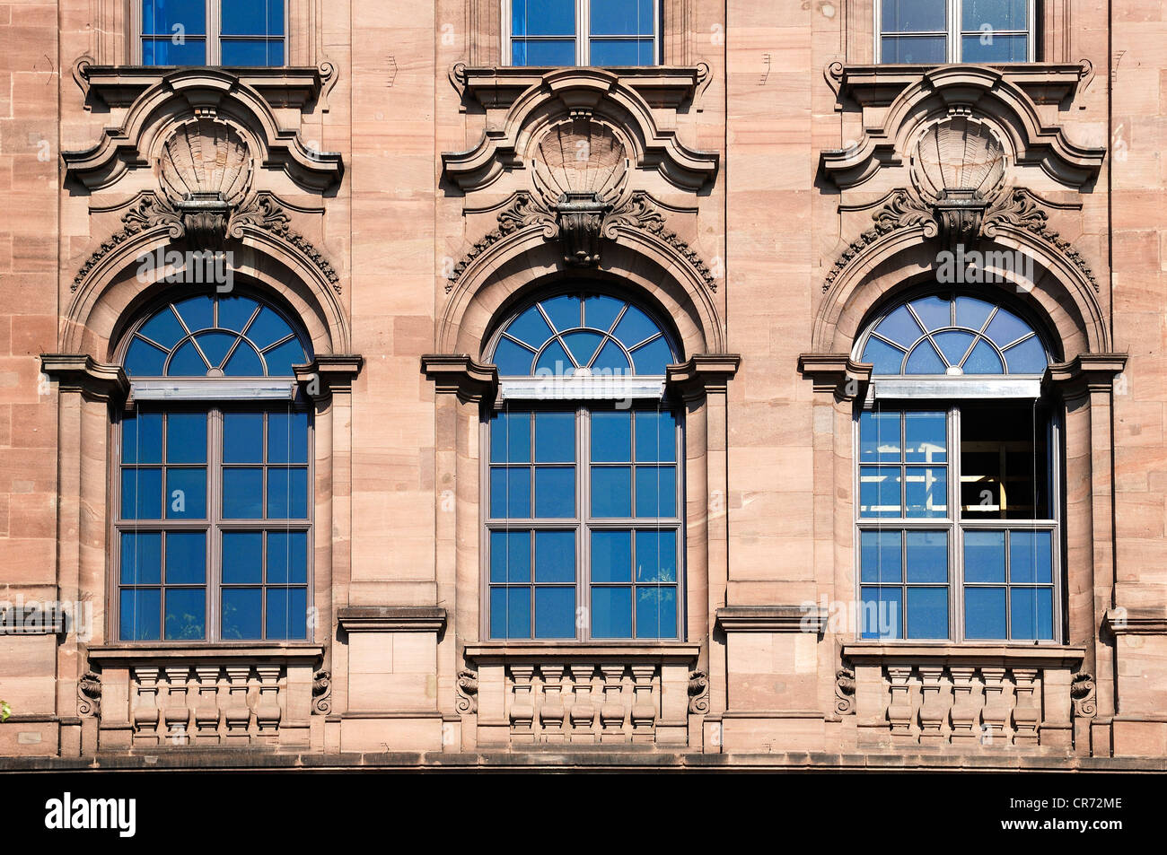 Dettaglio della facciata decorativa di Nuernberger Akademie museo, costruito nel 1897, Gewerbemuseumsplatz square, Norimberga Foto Stock