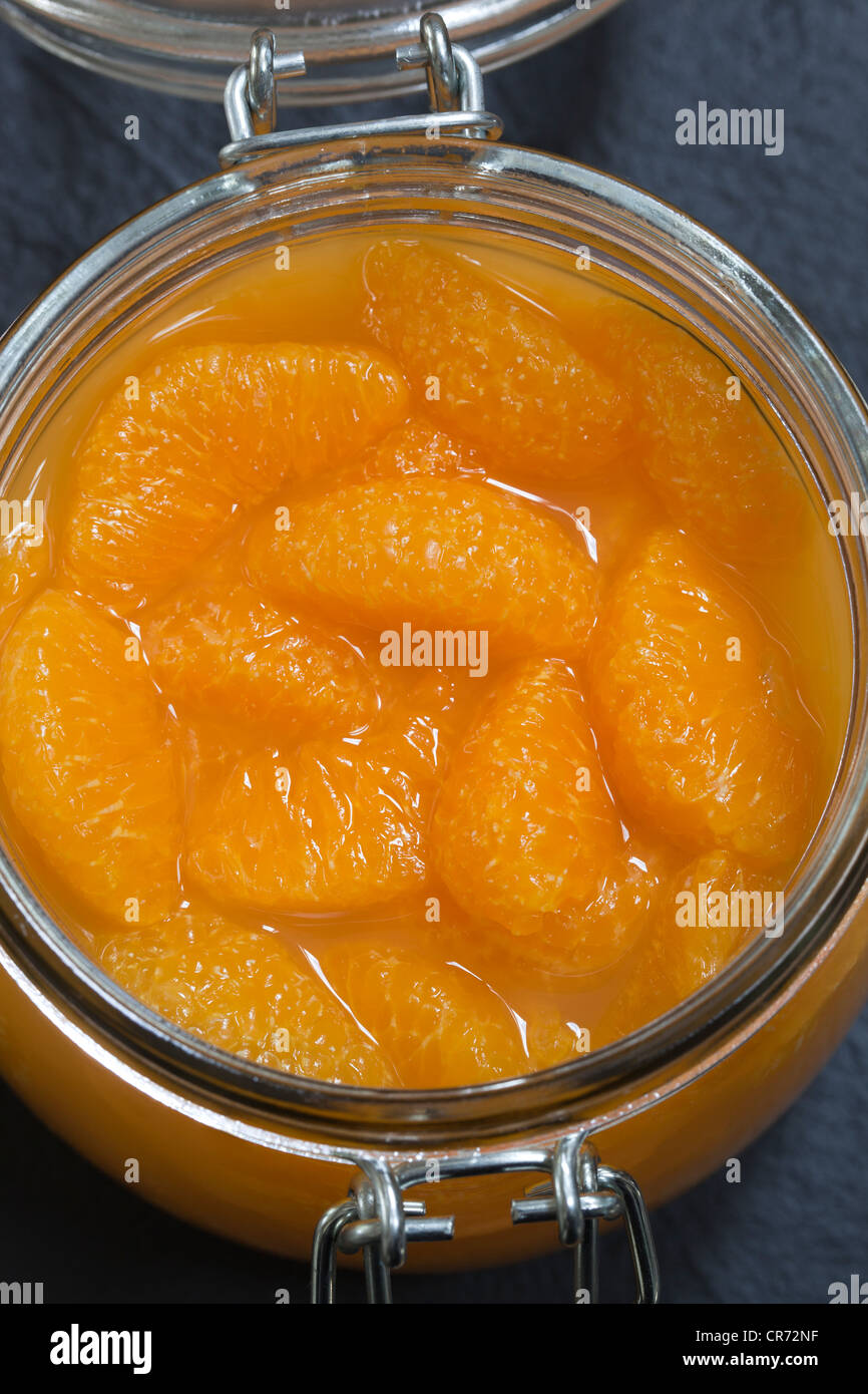 Arancio mandarino fette o segmenti in vetro vaso di storage Foto Stock