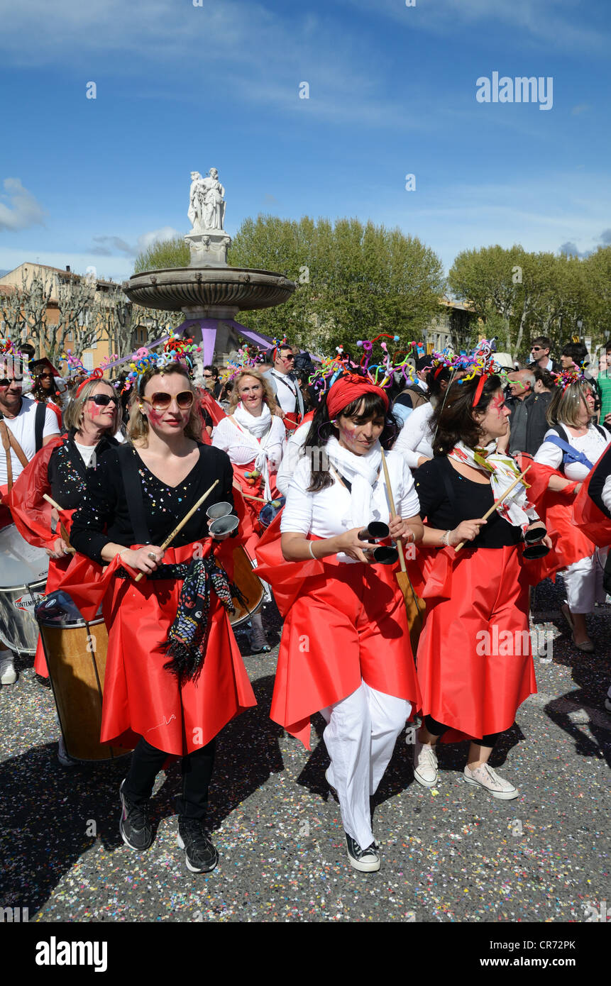 Musicisti in abito di fantasia al Carnevale o Festival di primavera E la Rotonde Fontana Cours Mirabeau Aix-en-Provence Provenza Francia Foto Stock