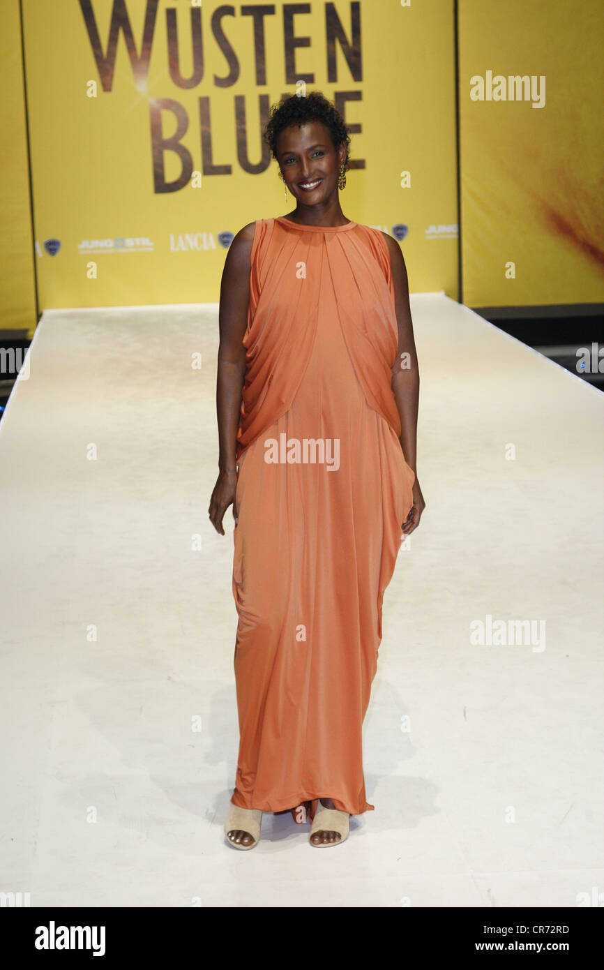 Dirie, Waris, * 1965, modello e scrittore di moda somala, a tutta lunghezza, durante la prima cinematografica tedesca di 'Debert Flower', Cinestar Berlin, Germania, 9.9.2009, Foto Stock