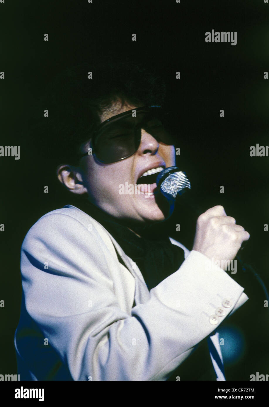 ONO, Yoko, * 18.2.1933, artista giapponese, vedova di John Lennon, mezza lunghezza, canto, circa 1980s, Foto Stock