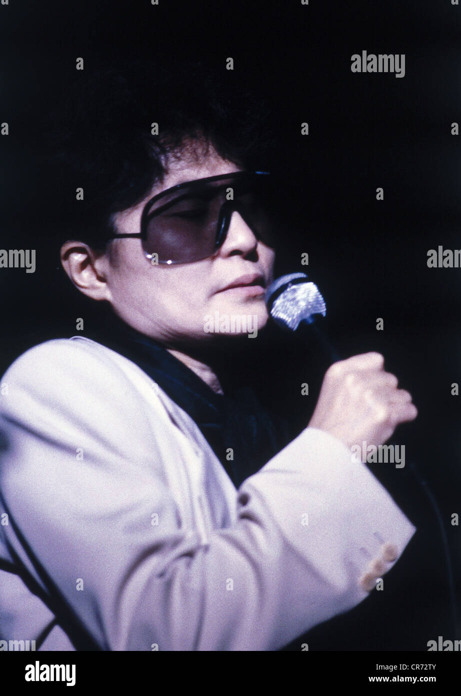 ONO, Yoko, * 18.2.1933, artista giapponese, vedova di John Lennon, mezza lunghezza, canto, circa 1980s, Foto Stock