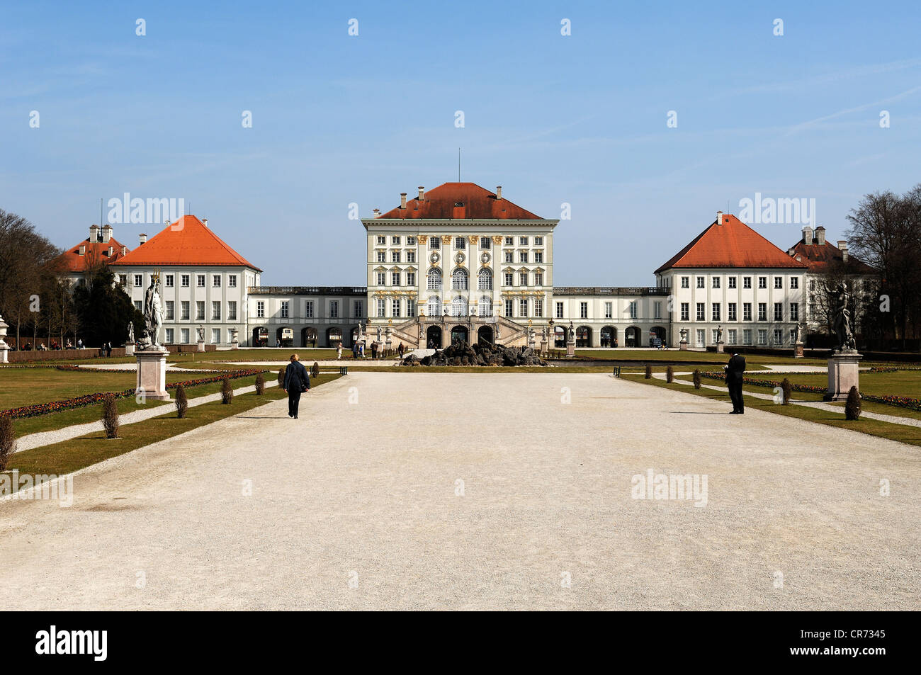 Vista generale di Schloss Nymphenburg Palace con nei giardini del palazzo, Schlossrondell, Monaco di Baviera, Germania, Europa Foto Stock