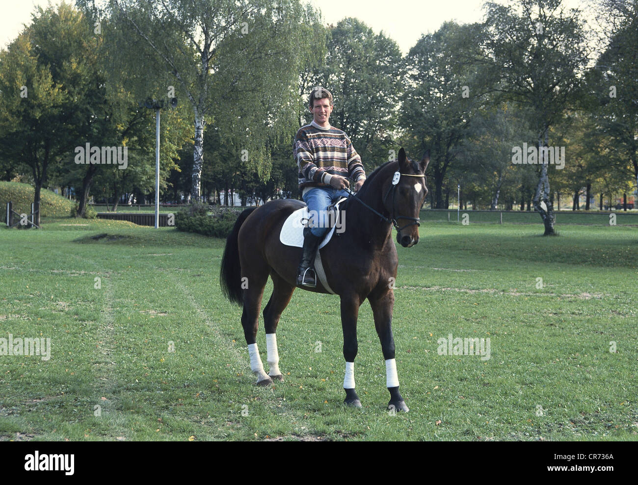 Beerbaum, Ludger, * 26.8.1963, pilota tedesco di salto, a tutta lunghezza, con cavallo Rauex Royal, ottobre 1991, Foto Stock