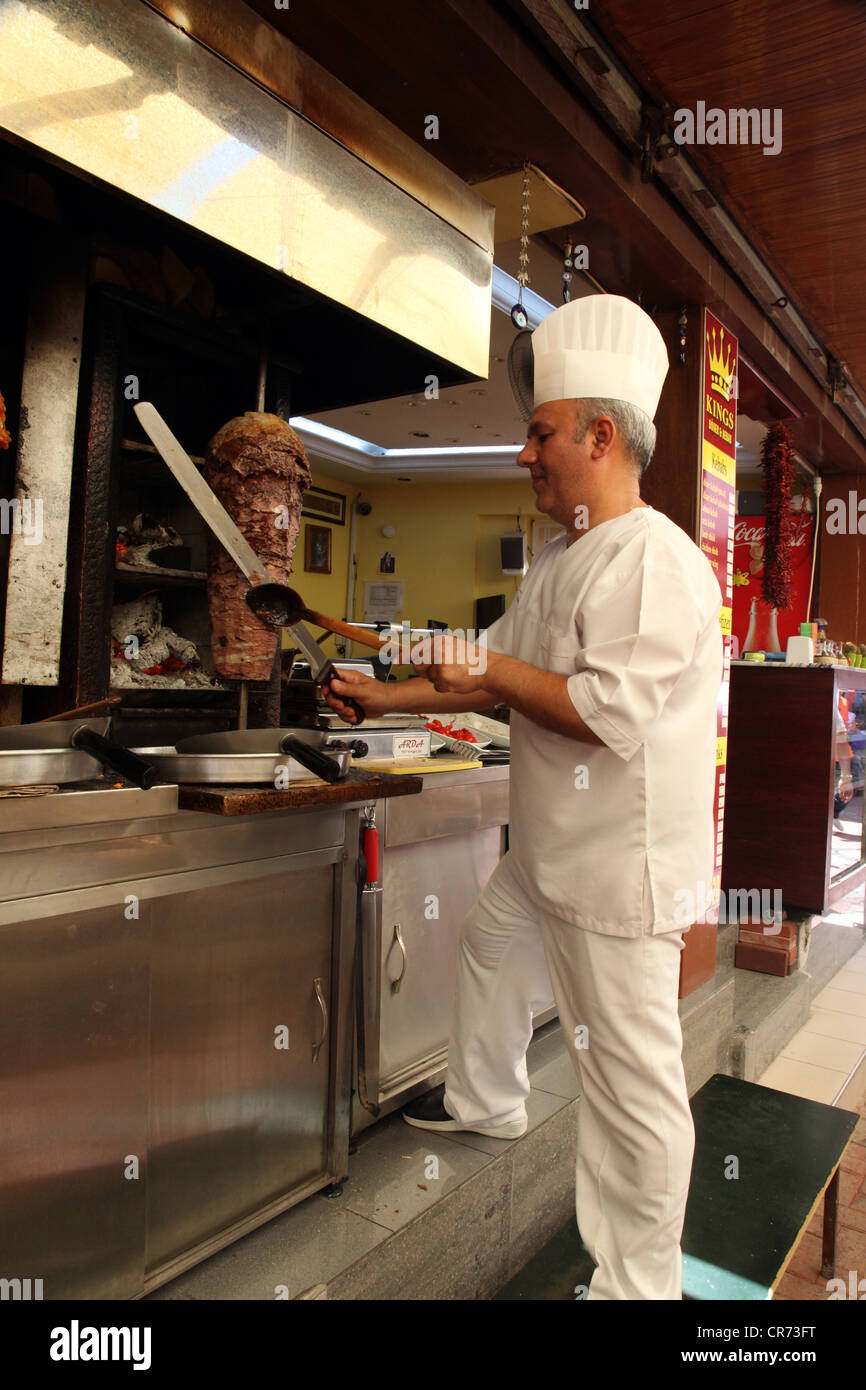 Kings Döner Kebab cook, mercato, Kusadasi; Turchia; Asia Foto Stock