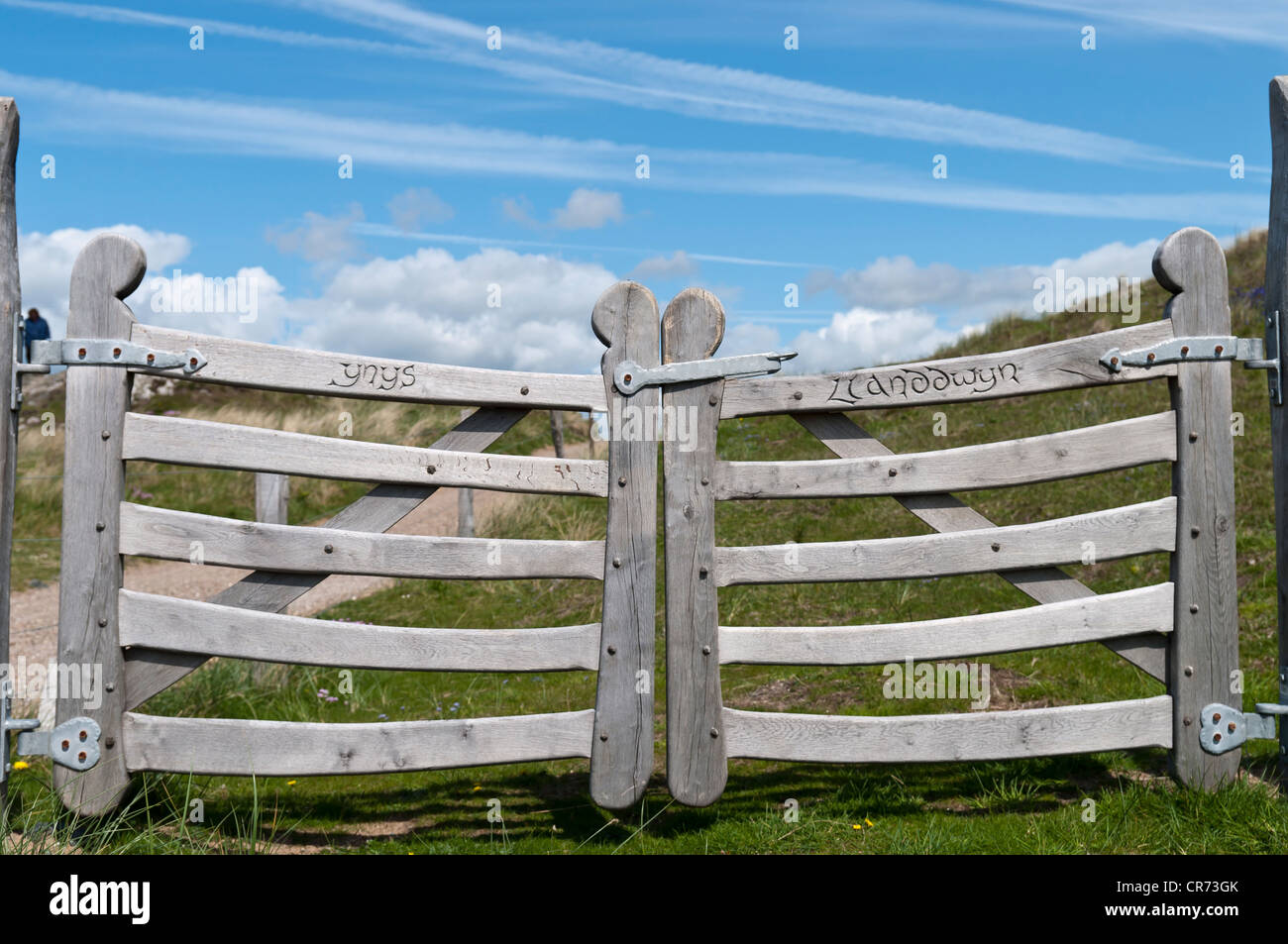 In legno Porte scolpite sulla isola di Llanddwyn Anglesey North Wales Foto Stock