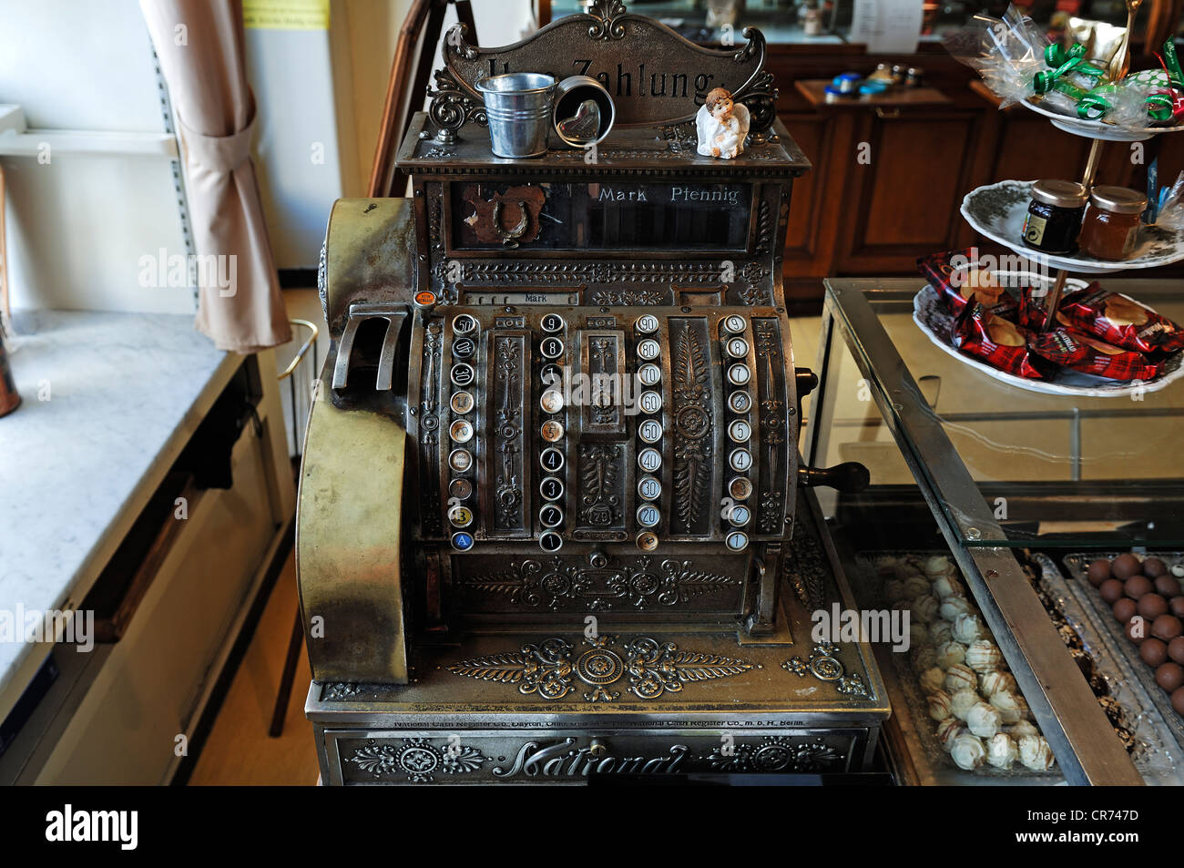 Il vecchio registratore di cassa dal 1898 in Café Suesses Loechle, Friedrichstrasse 14, Lahr/Schwarzwald, Baden-Wuerttemberg, Germania, Europa Foto Stock