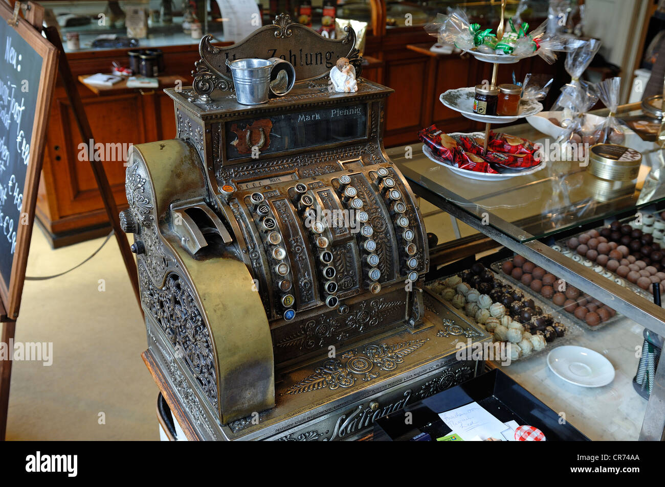 Il vecchio registratore di cassa dal 1898 in Café Suesses Loechle, Friedrichstrasse 14, Lahr/Schwarzwald, Baden-Wuerttemberg, Germania, Europa Foto Stock