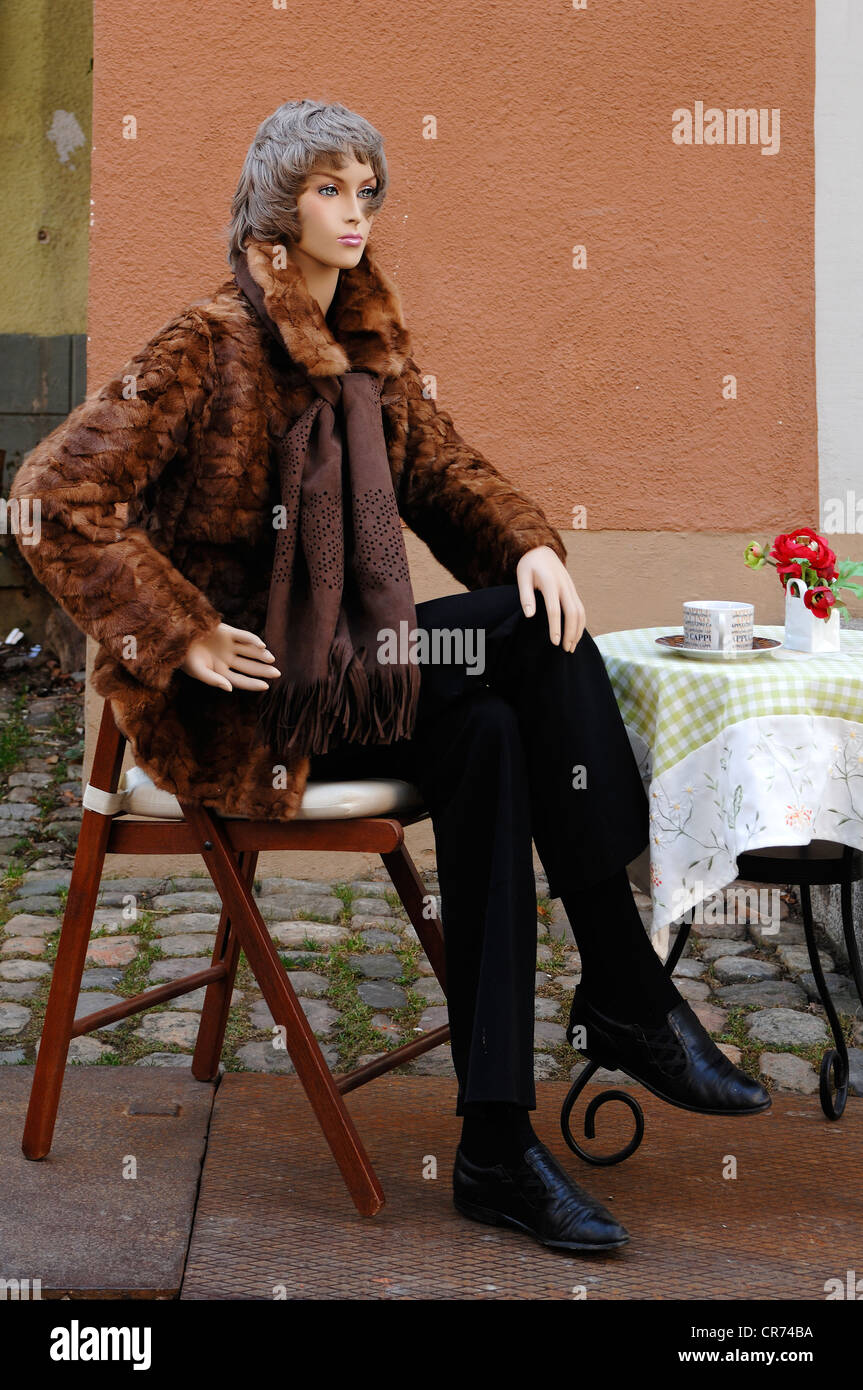Manichino donna a un tavolo al di fuori di un cafe, Staufen, Baden-Wuerttemberg, Germania, Europa Foto Stock