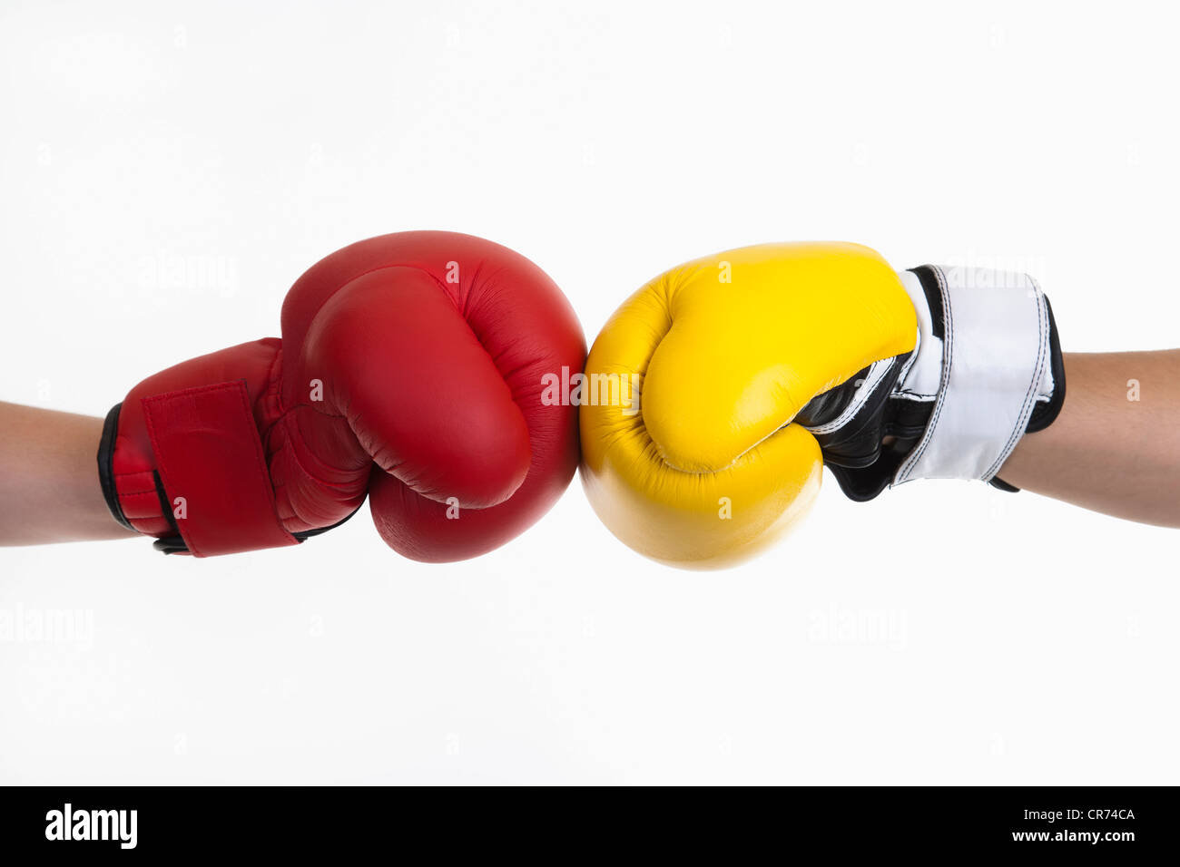 Le mani umane con il rosso e il giallo guantoni da pugilato Foto Stock