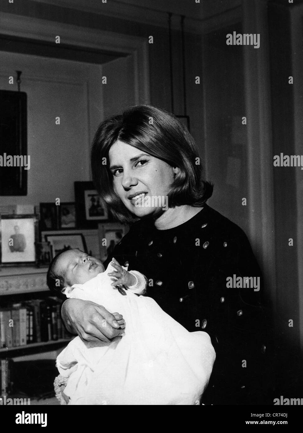 Fitz-James Stuart, Cayetana, 18th Duchessa di Alba, 28.3.1926 - 20.11.2014, nobildonna spagnola, con il figlio Cayetano Martínez de Irujo, 1963, , Foto Stock