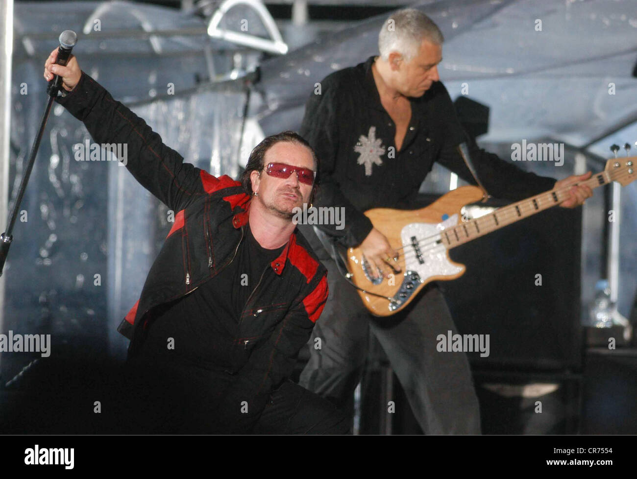 U2, Irish rock band, frontman Bono Vox è cantando sotto la pioggia, a mezza lunghezza e Stadio Olimpico di Monaco di Baviera, 2.8.2005, Foto Stock