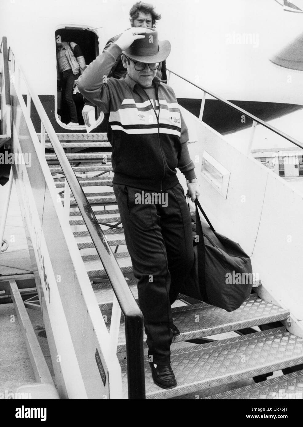John, Elton, * 25.3.1947, musicista britannico, a tutta lunghezza, arrivo all'aeroporto di Monaco Riem, Germania, 22.5.1984, Foto Stock