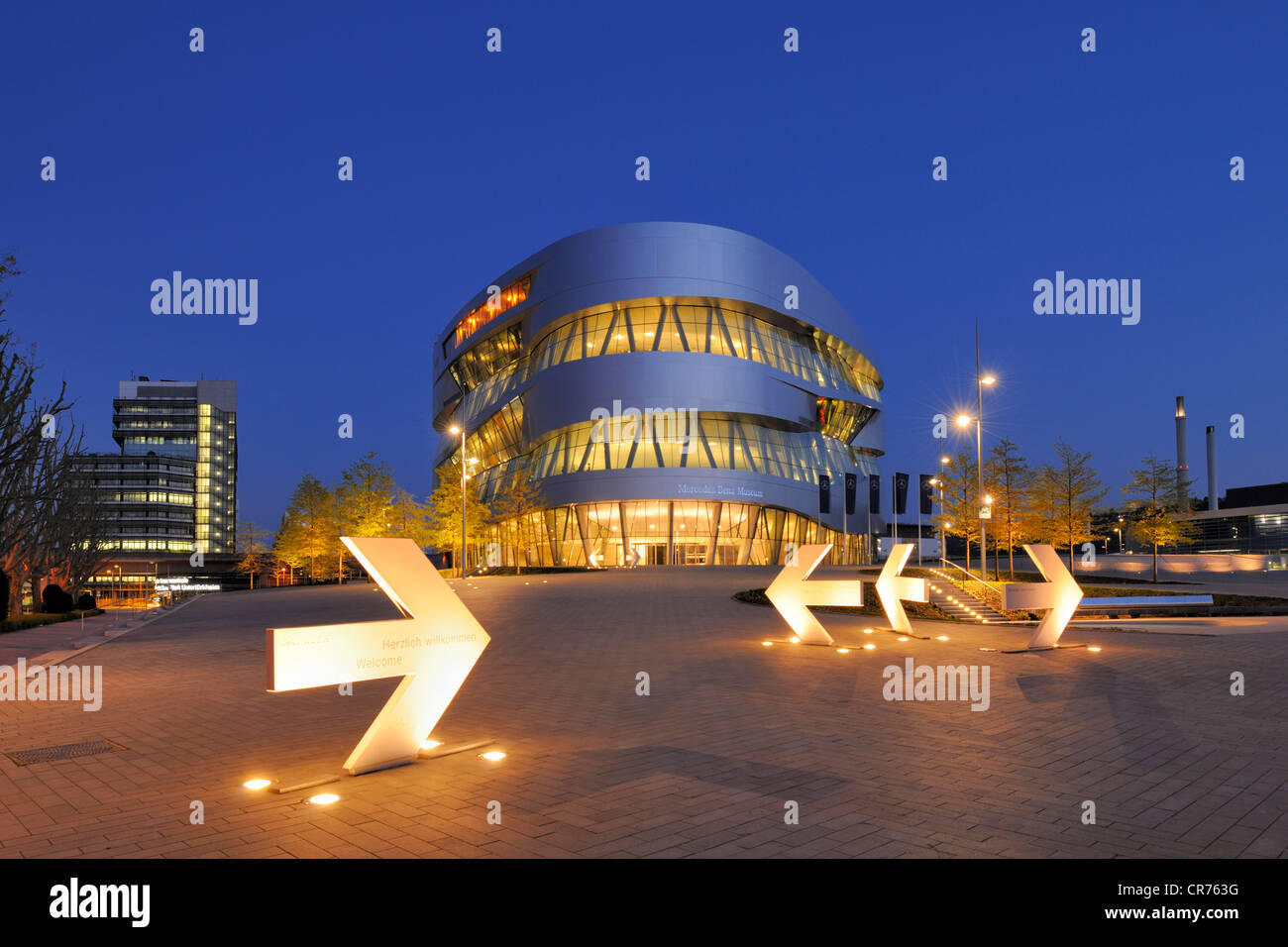 Museo della Mercedes-Benz al crepuscolo, Stoccarda, Baden-Wuerttemberg, Germania, Europa Foto Stock