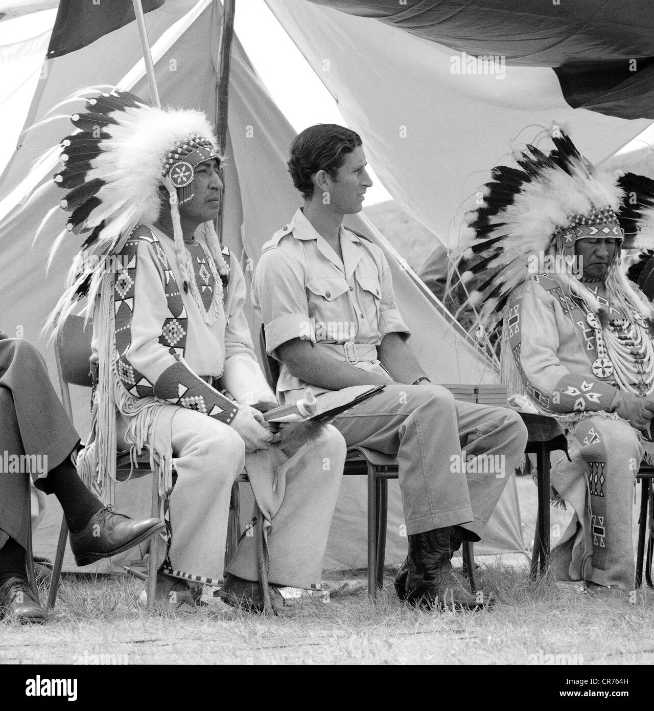 Charles, * 14.11.1948, Principe di Galles dal 26.7.1958, a tutta lunghezza, con i capi degli indiani Blackfoot durante l'anniversario del trattato 7, Canada, 1977, Foto Stock