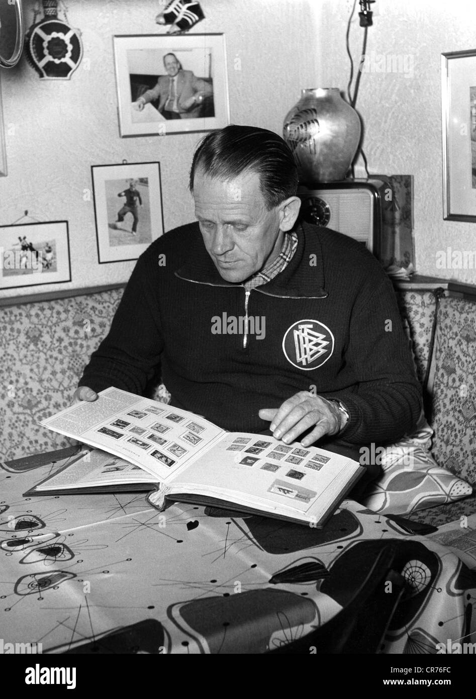 Herberger, Josef 'sepp', 28.3.1897 - 28.4.1977, calciatore tedesco, capo allenatore della squadra nazionale tedesca di calcio 1950 - 1964, a casa con il suo album di francobolli, Weinheim, 1962, , Foto Stock